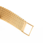 Foto ravvicinata di un Patek Philippe Ellipse 3605 Jumbo d'epoca del 1978. 33 mm in oro giallo 18 carati con Cal. 28-255 C automatico, quadrante Sigma dorato e bracciale in oro integrato.