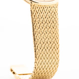 Foto ravvicinata di un Patek Philippe Ellipse 3605 Jumbo d'epoca del 1978. 33 mm in oro giallo 18 carati con Cal. 28-255 C automatico, quadrante Sigma dorato e bracciale in oro integrato.