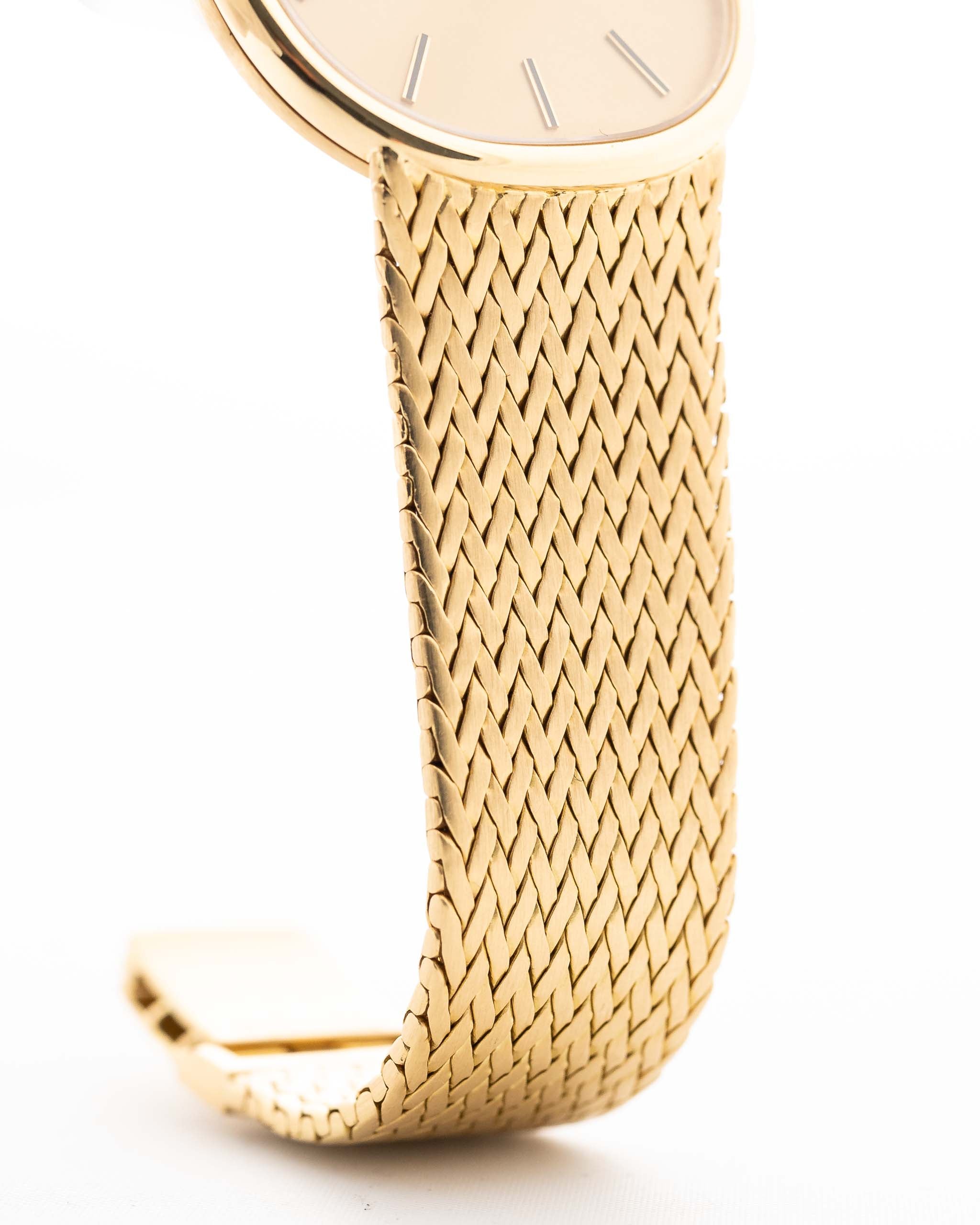 Foto ravvicinata di un Patek Philippe Ellipse 3605 Jumbo d'epoca del 1978. 33 mm in oro giallo 18 carati con Cal. 28-255 C automatico, quadrante Sigma dorato e bracciale in oro integrato.