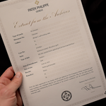 Foto ravvicinata di un certificato d'epoca Patek Philippe Ellipse 3605 Jumbo del 1978. 33 mm in oro giallo 18 carati con Cal. 28-255 C automatico, quadrante Sigma dorato e bracciale in oro integrato.