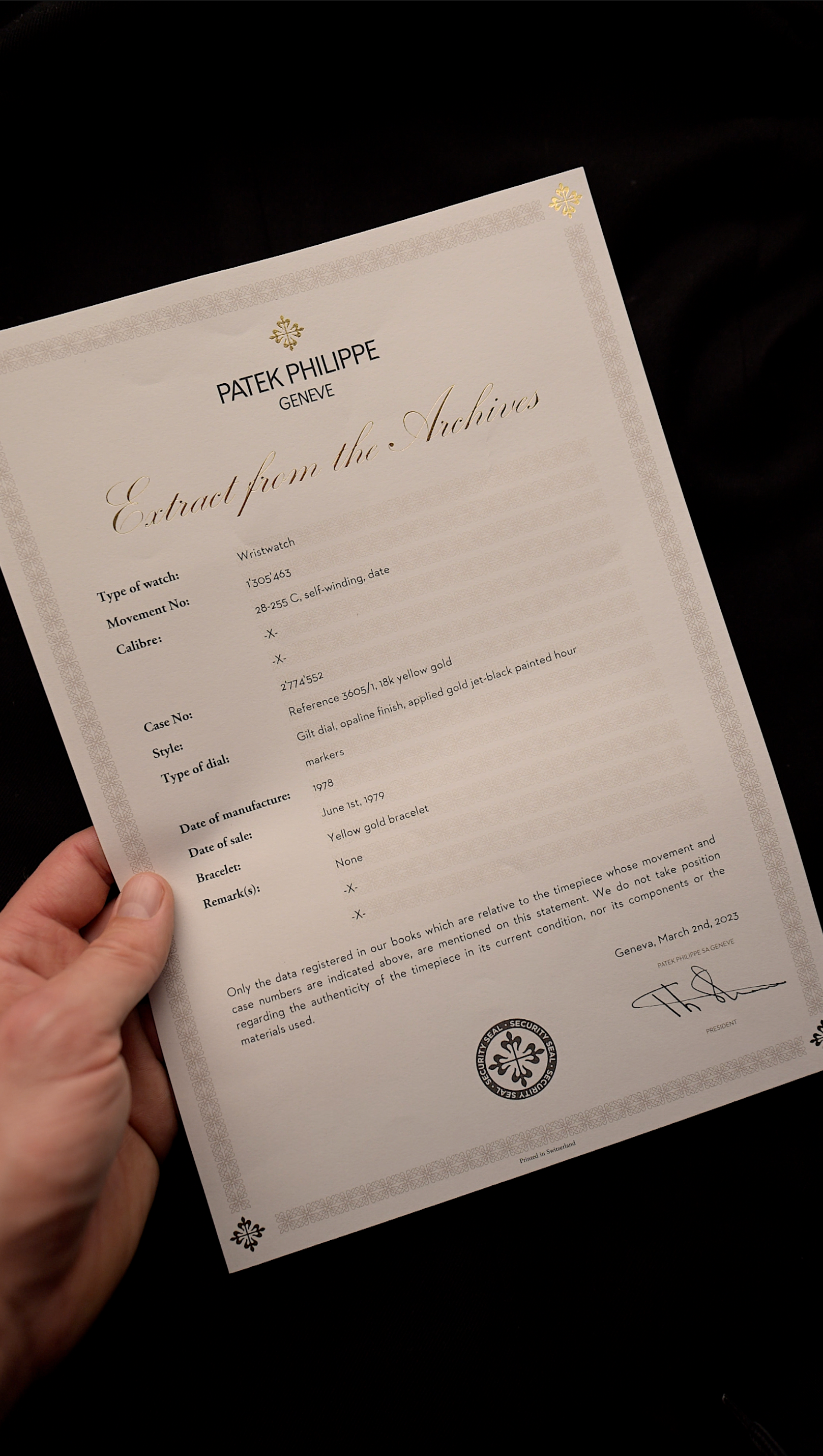 Foto ravvicinata di un certificato d'epoca Patek Philippe Ellipse 3605 Jumbo del 1978. 33 mm in oro giallo 18 carati con Cal. 28-255 C automatico, quadrante Sigma dorato e bracciale in oro integrato.