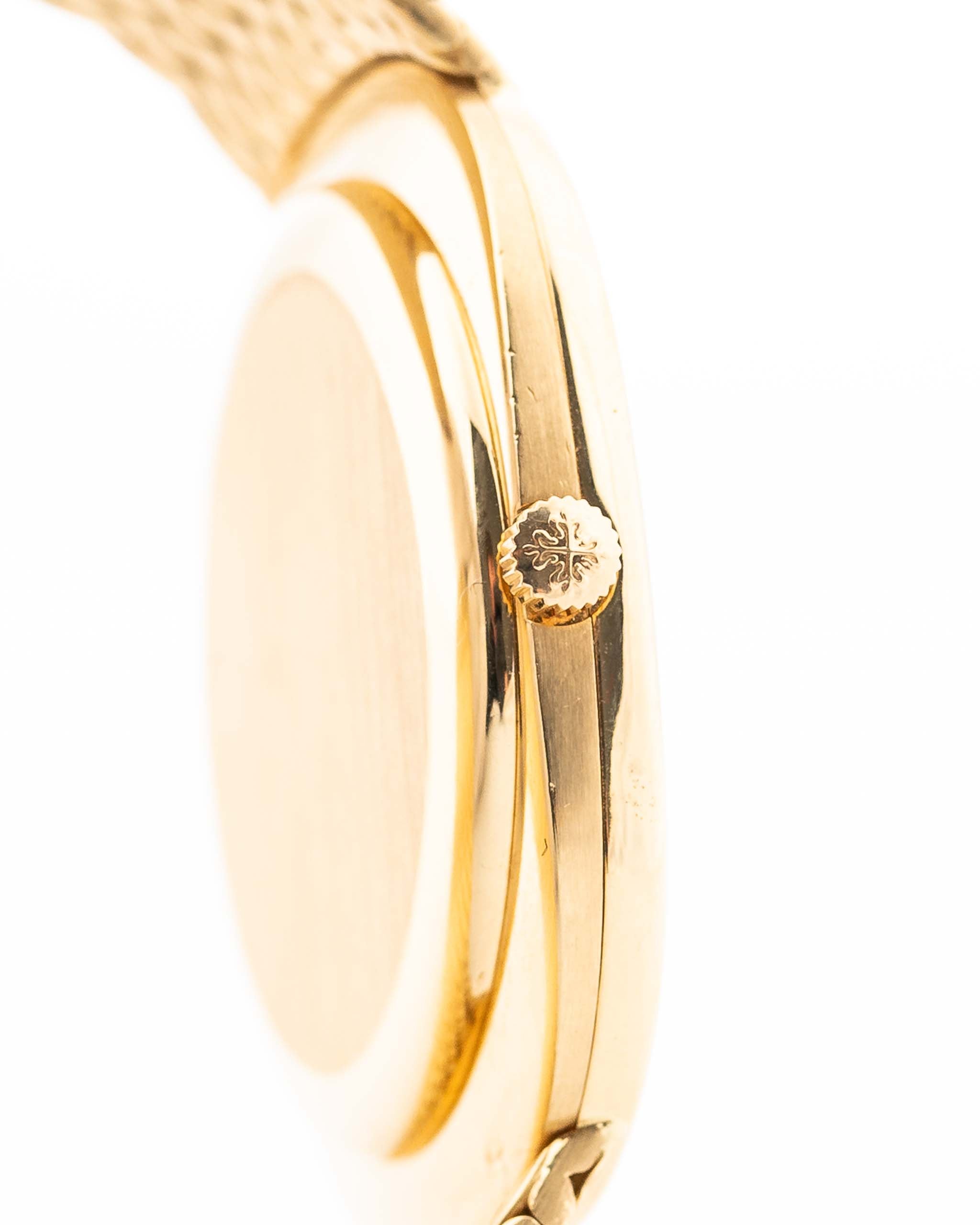 Foto ravvicinata di un Patek Philippe Ellipse 3605 Jumbo d'epoca del 1978. 33 mm in oro giallo 18 carati con Cal. 28-255 C automatico, quadrante Sigma dorato e bracciale in oro integrato.