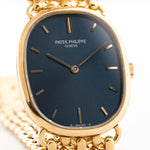 Foto ravvicinata di un Patek Philippe Ellipse 3648 d'Or 18k Blue degli anni Settanta. Cassa da 27 mm in oro giallo con carica manuale Cal. 23-300, quadrante blu a raggiera e bracciale a maglie d'oro integrato.