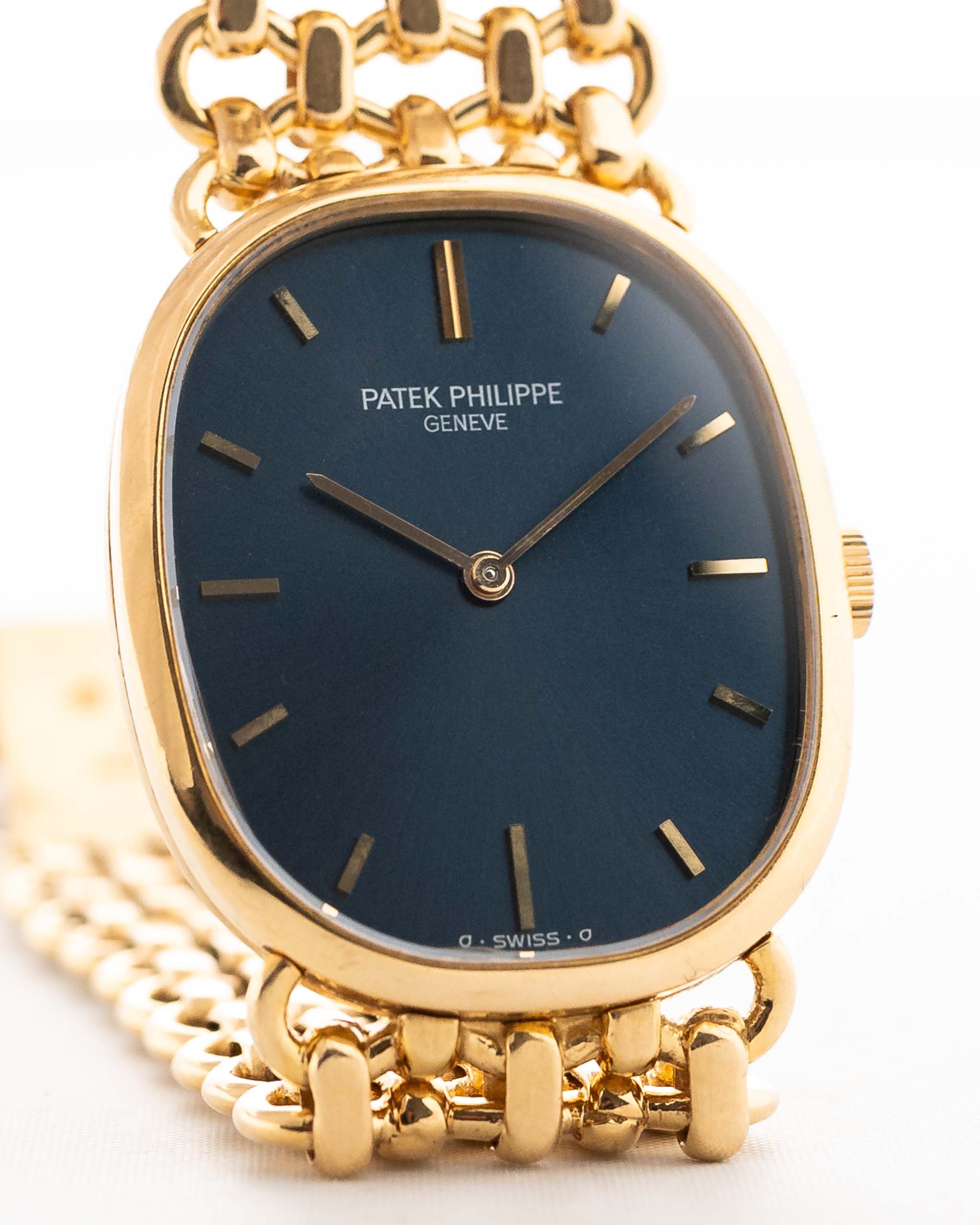 Foto ravvicinata di un Patek Philippe Ellipse 3648 d'Or 18k Blue degli anni Settanta. Cassa da 27 mm in oro giallo con carica manuale Cal. 23-300, quadrante blu a raggiera e bracciale a maglie d'oro integrato.