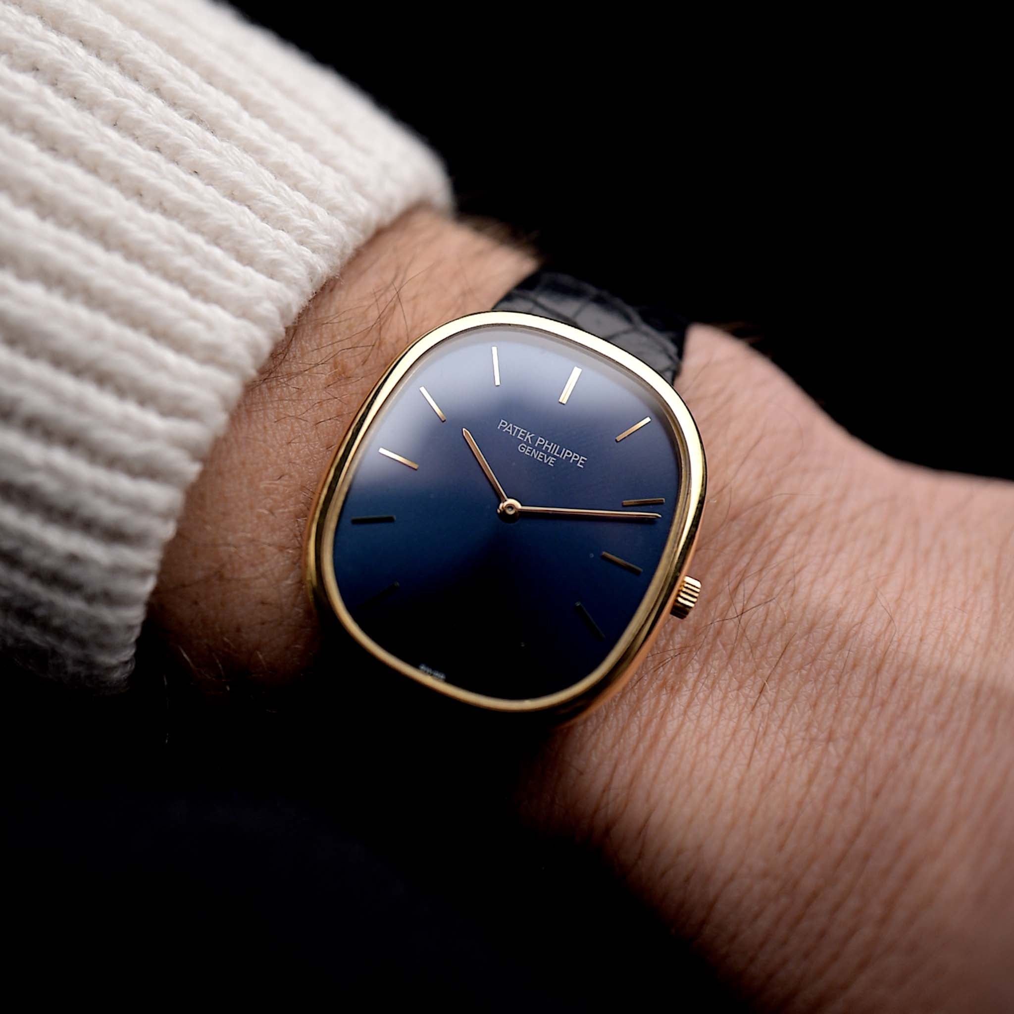 Foto di un Patek Philippe Ellipse 3838J degli anni '80 al polso. Cassa da 31 mm in oro giallo con quarzo Cal. E27, quadrante Blue Sigma impeccabile, cinturino in pelle originale e fibbia in oro.