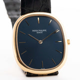 Foto ravvicinata di un Patek Philippe Ellipse 3838J degli anni Ottanta. Cassa da 31 mm in oro giallo con quarzo Cal. E27, quadrante Blue Sigma impeccabile, cinturino in pelle originale e fibbia in oro.