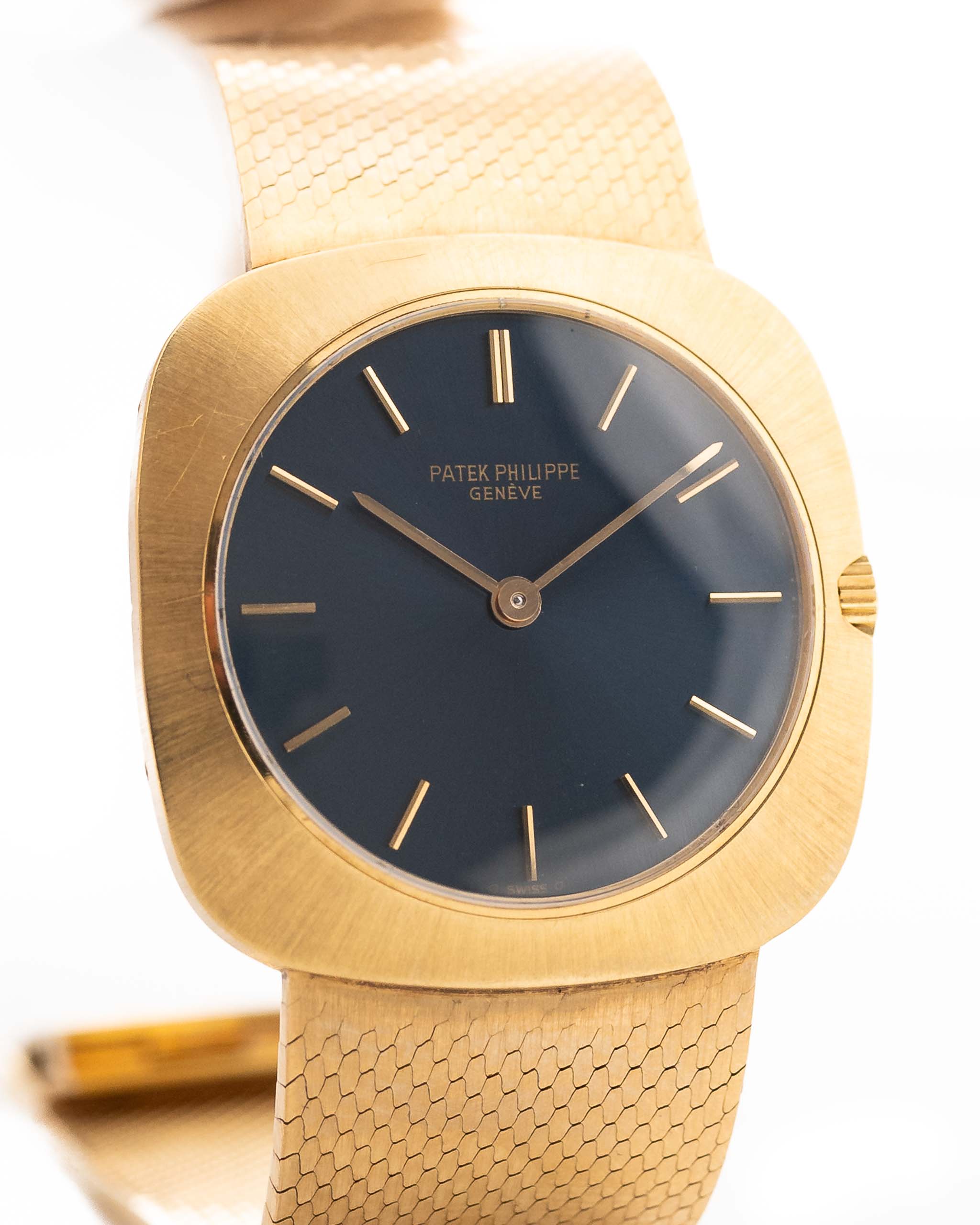 Foto ravvicinata di un Patek Philippe Square 3543 Blue vintage degli anni '70 su un polso. In oro giallo 18 carati, 31 mm con movimento a carica manuale e quadrante blu originale, bracciale integrato in oro giallo.