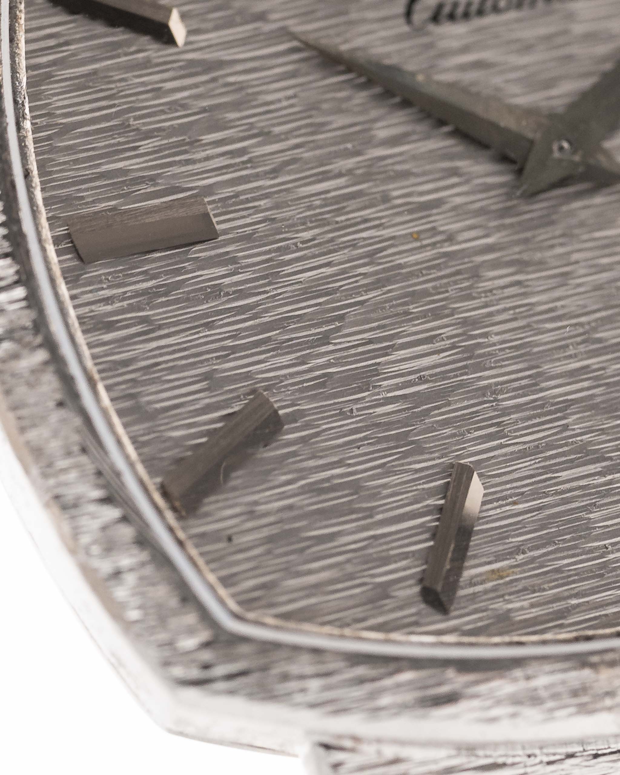 Foto ravvicinata di un Piaget 12401 Automatic 18k TV Bark degli anni '70 su un polso. 32,5 millimetri con cassa in oro bianco 18 carati, movimento automatico, quadrante martellato in oro bianco e integrato 18 carati.