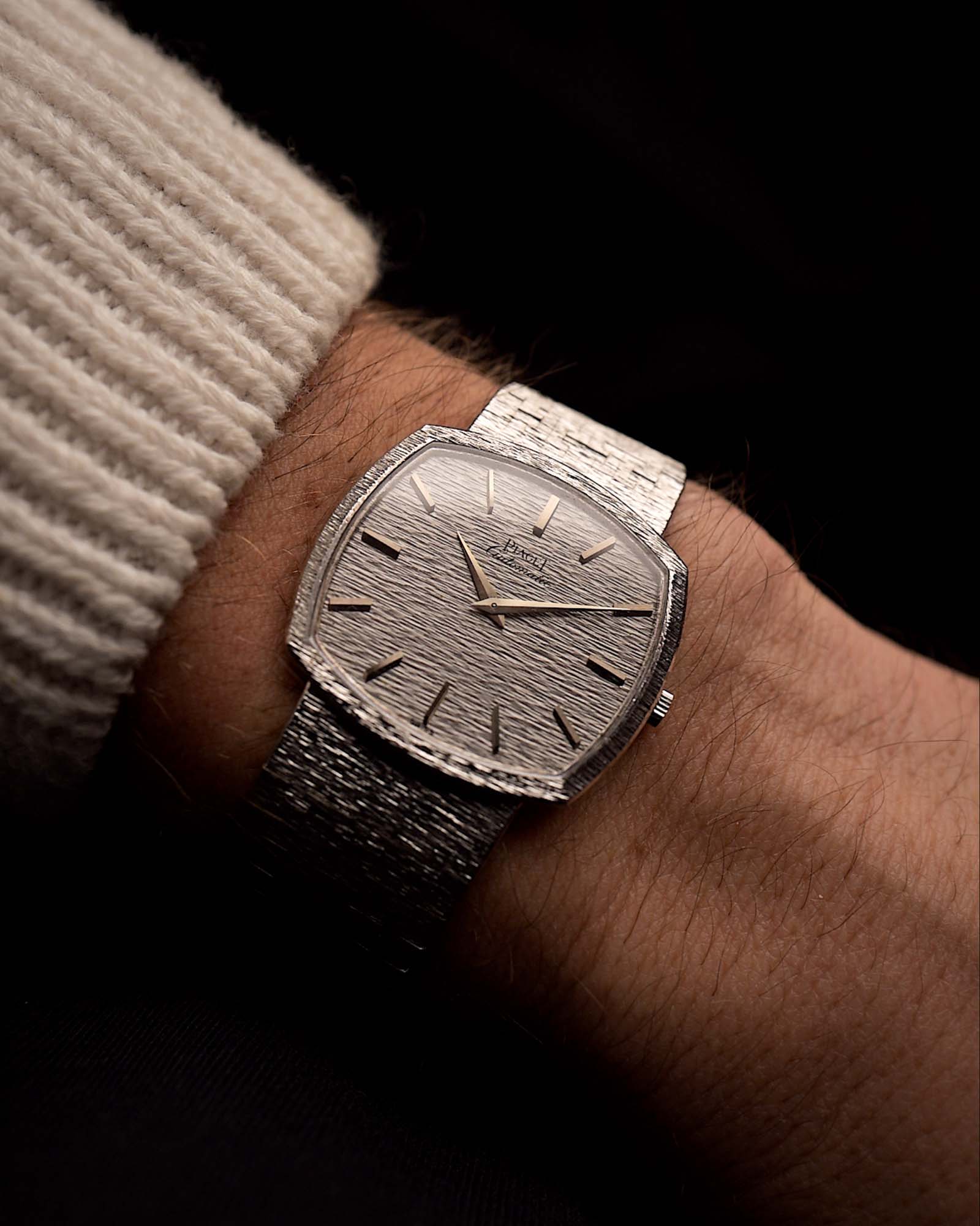 Orologio vintage Piaget TV 12401 Bark Orologio Vintage in oro bianco Orologio Vintage con cassa TV e quadrante bianco martellato Cal 12P1 su bracciale integrato su sfondo nero