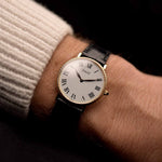 Orologio vintage Piaget 9016 Altiplano degli anni '80, cassa in oro giallo 18 carati da 27 mm, carica manuale Calibro 9P, quadrante bianco originale, cinturino in pelle su un polso