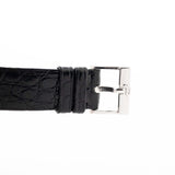 Foto ravvicinata di un Piaget Protocole 927 in oro bianco 18 carati degli anni Settanta. 25 mm in oro bianco 18 carati con movimento a carica manuale, quadrante argentato a raggiera e cinturino originale in pelle nera.