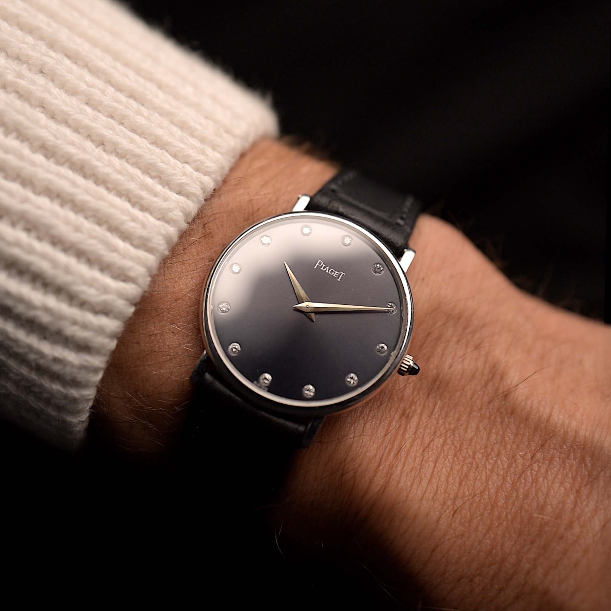 Piaget Altiplano 9025 Diamond 18k Grey vintage degli anni '90 al polso. 33 mm in oro bianco 18 carati con movimento a carica manuale, quadrante grigio scuro a raggiera, indici di diamanti e cinturino in pelle nera.
