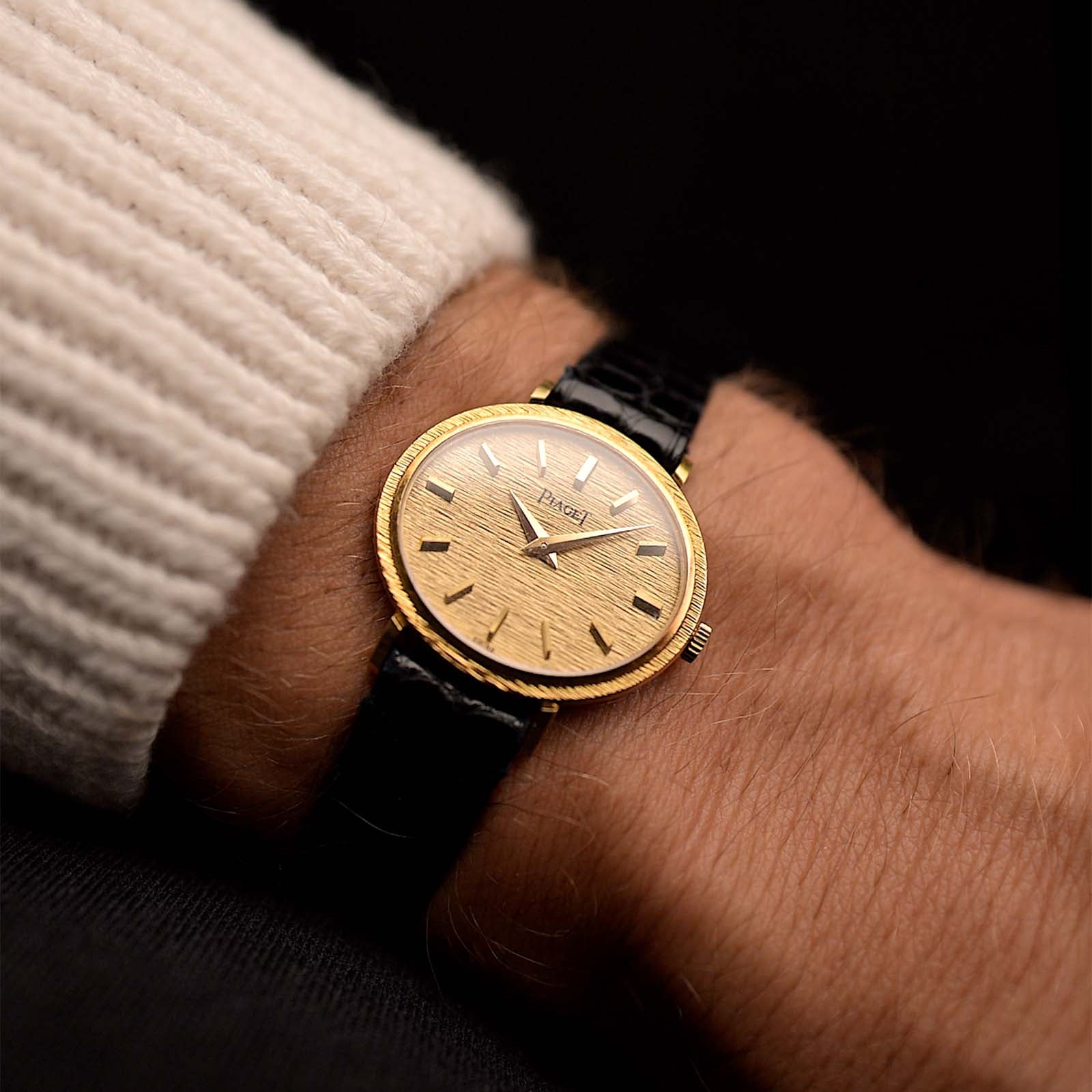 Orologio Piaget Ellipse vintage 9801 Bark 18k degli anni '70 al polso. 27 mm con cassa in oro giallo 18k, quadrante impeccabile con finitura corteccia, movimento a carica manuale e cinturino in pelle.