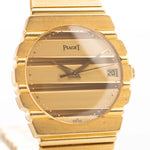 Foto ravvicinata di un Piaget Polo 15561 Date vintage degli anni '80 su un polso. In oro giallo con cassa da 31 mm, movimento al quarzo, quadrante originale in oro e bracciale integrato in oro 18k.