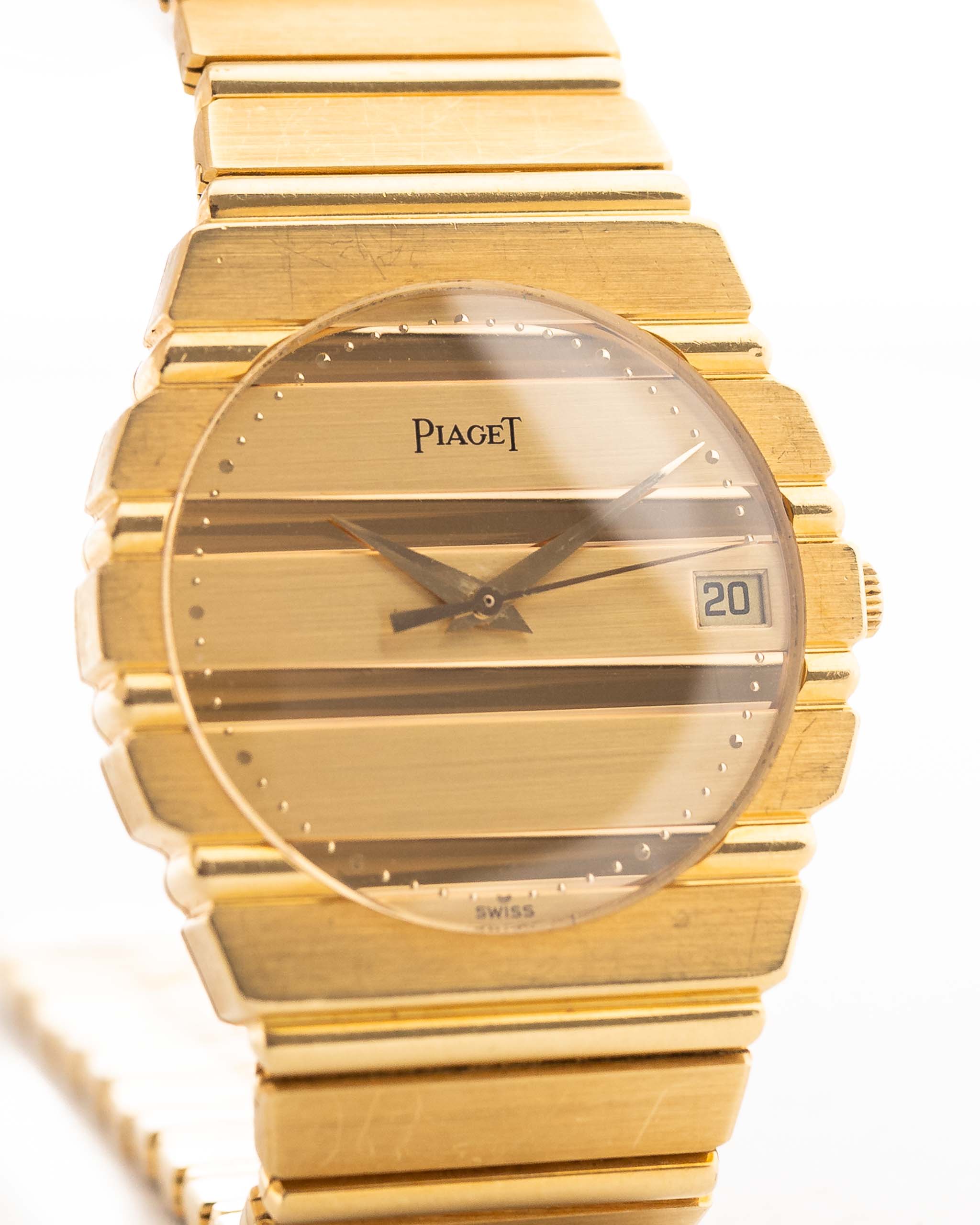 Foto ravvicinata di un Piaget Polo 15561 Date vintage degli anni '80 su un polso. In oro giallo con cassa da 31 mm, movimento al quarzo, quadrante originale in oro e bracciale integrato in oro 18k.