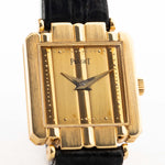 Foto ravvicinata di un Piaget Polo 8193 Rectangular vintage degli anni '80 su un polso. In oro giallo 18 carati, 20 mm con movimento al quarzo, quadrante originale in oro, cinturino originale in pelle e chiusura in oro 18 carati.