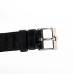 Foto ravvicinata di un Piaget Protocole 74101 Onyx 18k Diamond degli anni '80 su un polso. Cassa in oro bianco 18k da 26 mm con quadrante Onyx con 4 diamanti, movimento al quarzo e cinturino in pelle originale.