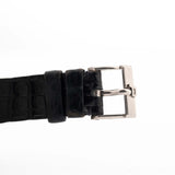 Foto ravvicinata di un Piaget Protocole 74101 Onyx 18k Diamond degli anni '80 su un polso. Cassa in oro bianco 18k da 26 mm con quadrante Onyx con 4 diamanti, movimento al quarzo e cinturino in pelle originale.