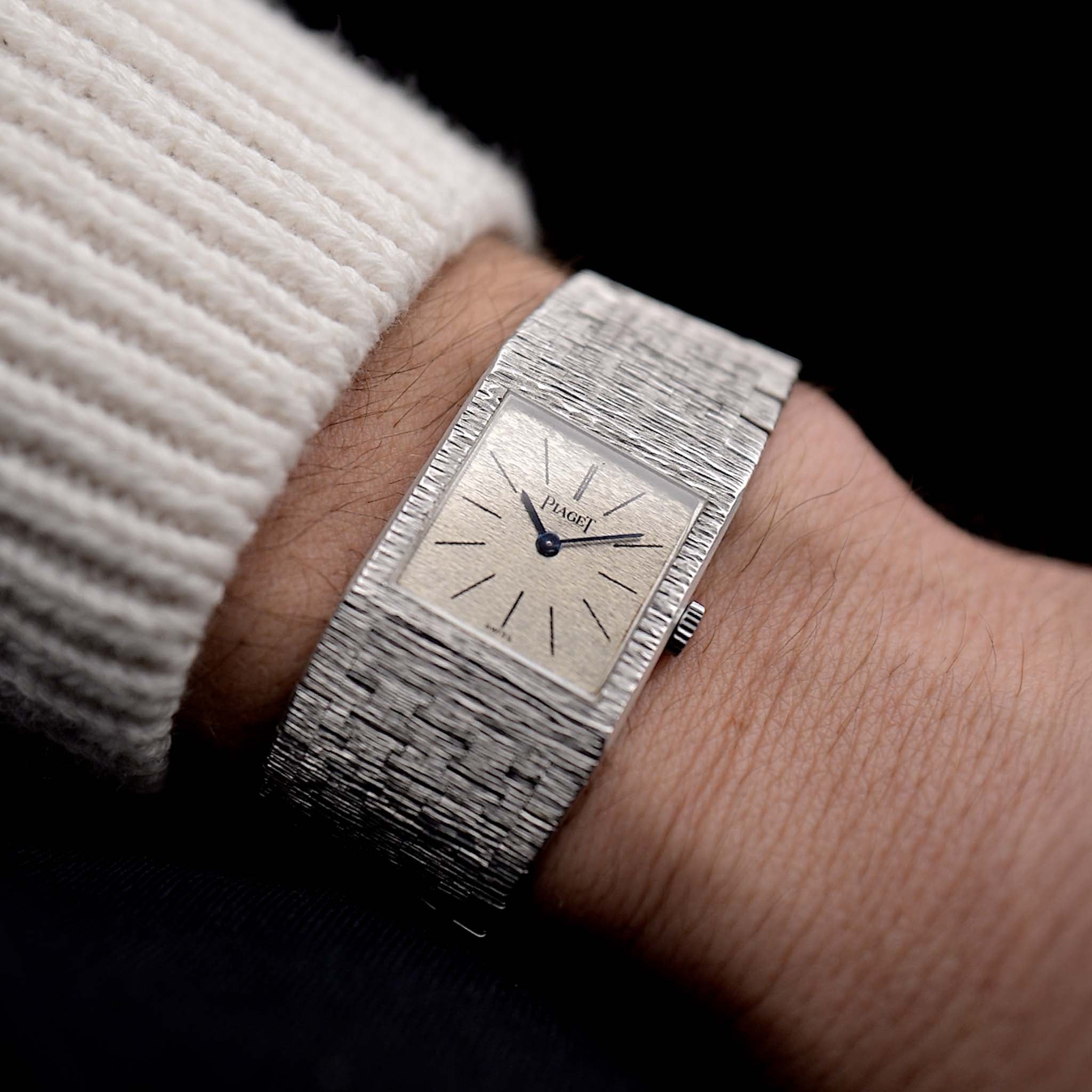 Foto di un Piaget Protocole 9133 Bark 18k vintage degli anni '70 al polso. 23 mm in oro bianco 18 carati con movimento a carica manuale, quadrante originale con finitura corteccia e bracciale integrato.