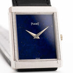 Foto ravvicinata di un Piaget Protocole 9151 Lapizlazuli 18k Hobnail degli anni Settanta. 
Cassa da 23 mm in oro bianco 18k con movimento a carica manuale e quadrante originale in lapislazzuli con cinturino in pelle.