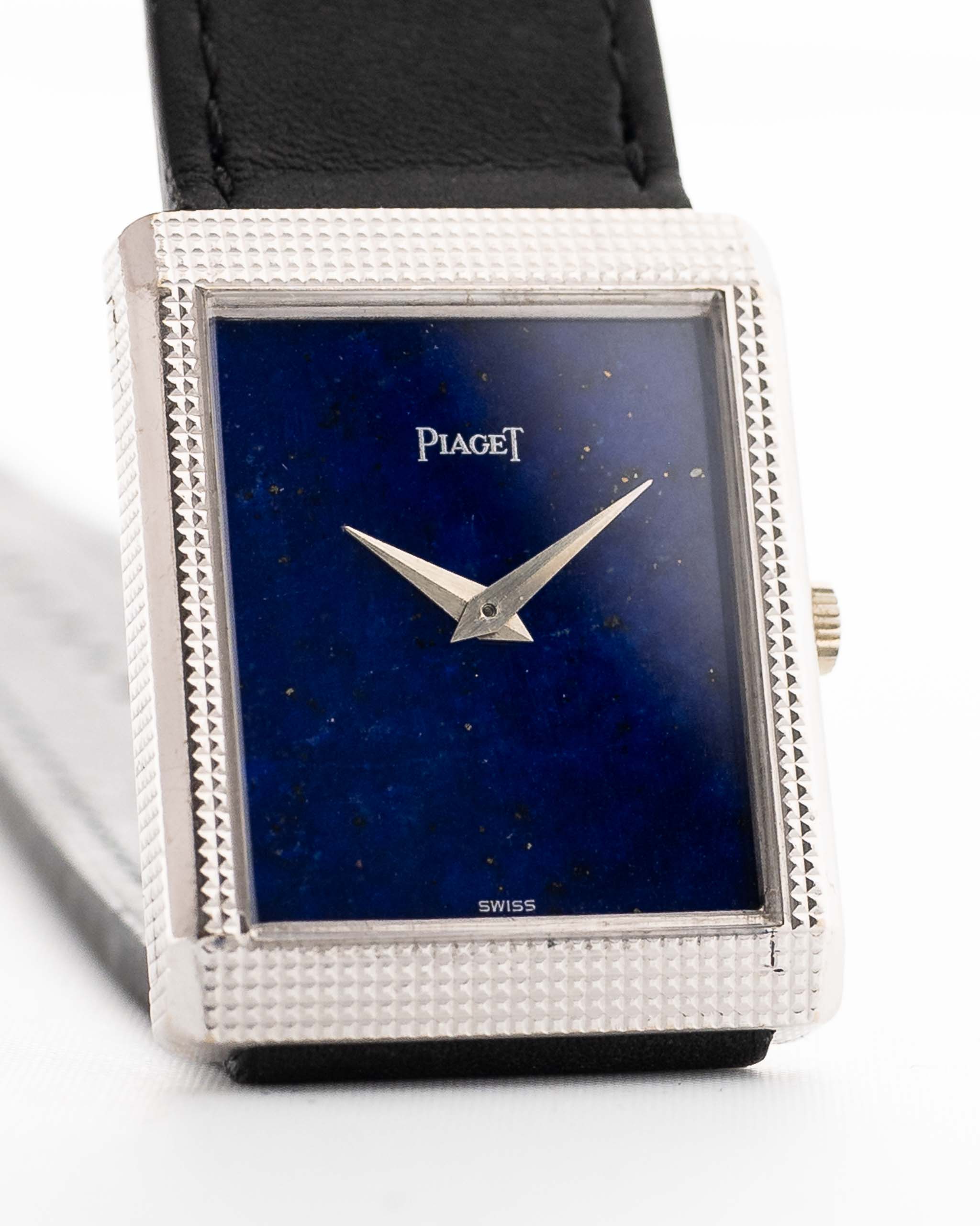 Foto ravvicinata di un Piaget Protocole 9151 Lapizlazuli 18k Hobnail degli anni Settanta. 
Cassa da 23 mm in oro bianco 18k con movimento a carica manuale e quadrante originale in lapislazzuli con cinturino in pelle.