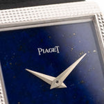 Foto ravvicinata di un Piaget Protocole 9151 Lapizlazuli 18k Hobnail degli anni Settanta. Cassa da 23 mm in oro bianco 18k con movimento a carica manuale e quadrante originale in lapislazzuli con cinturino in pelle.
