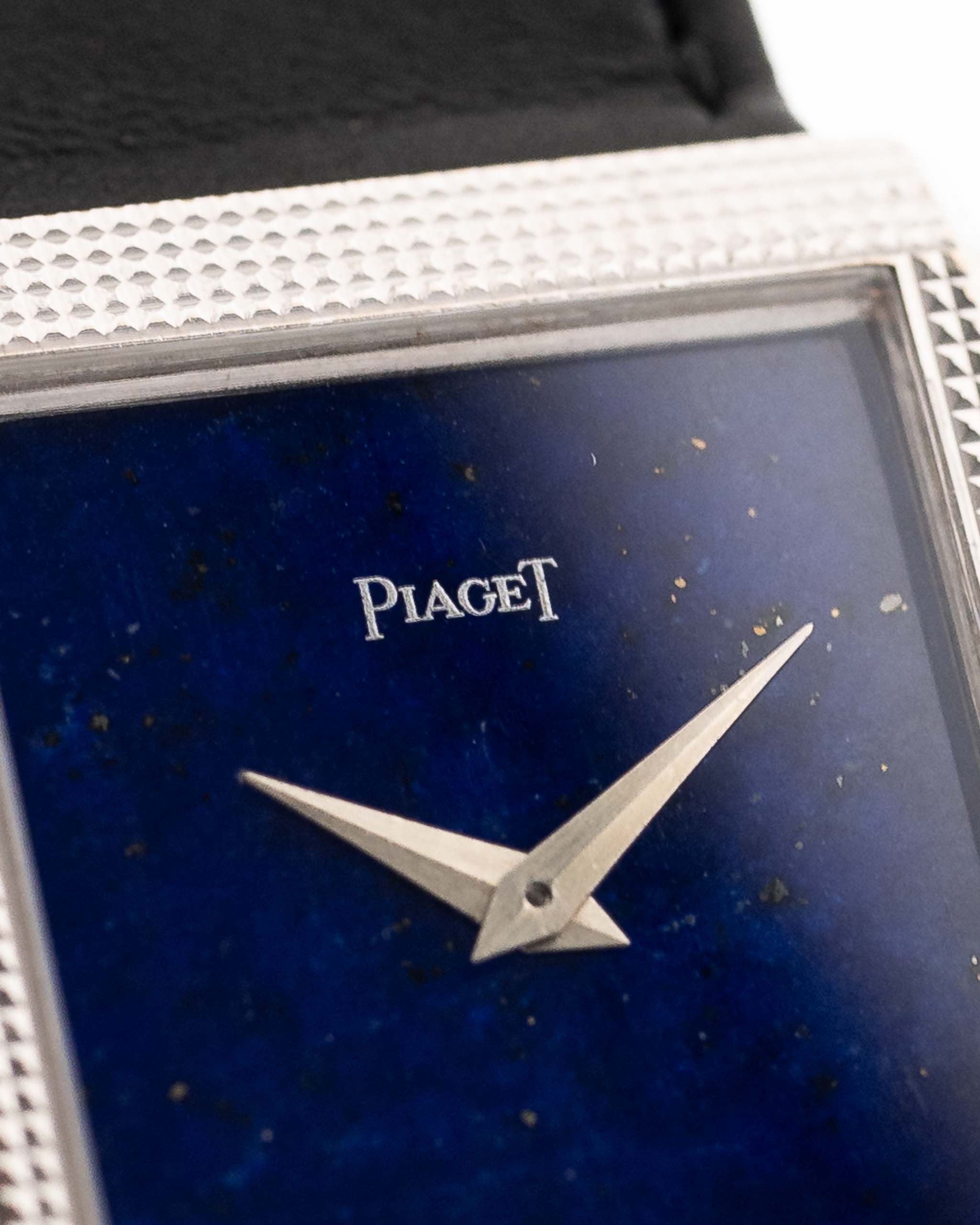 Foto ravvicinata di un Piaget Protocole 9151 Lapizlazuli 18k Hobnail degli anni Settanta. Cassa da 23 mm in oro bianco 18k con movimento a carica manuale e quadrante originale in lapislazzuli con cinturino in pelle.