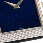 Foto ravvicinata di un Piaget Protocole 9151 Lapizlazuli 18k Hobnail degli anni Settanta. Cassa da 23 mm in oro bianco 18k con movimento a carica manuale e quadrante originale in lapislazzuli con cinturino in pelle.