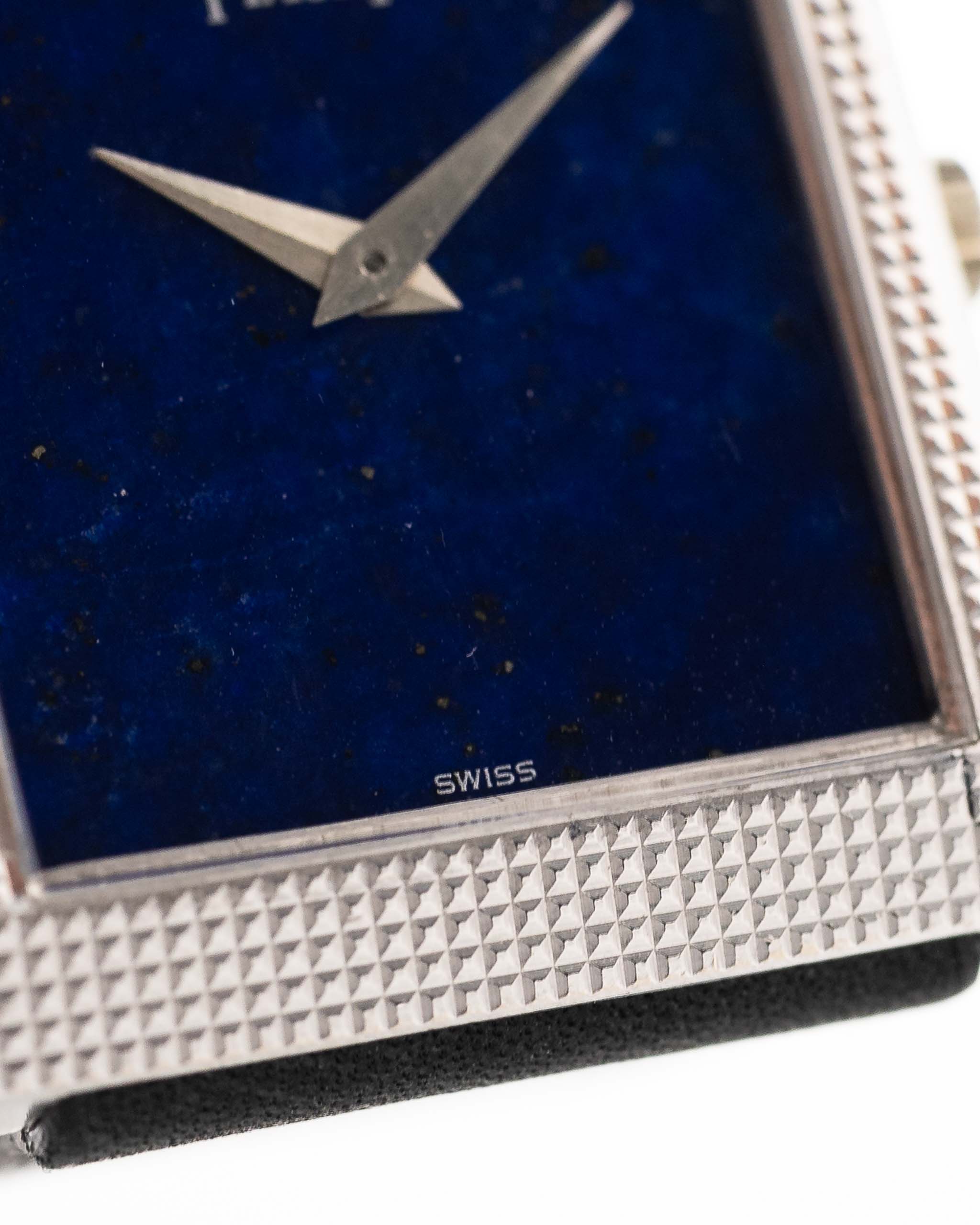 Foto ravvicinata di un Piaget Protocole 9151 Lapizlazuli 18k Hobnail degli anni Settanta. Cassa da 23 mm in oro bianco 18k con movimento a carica manuale e quadrante originale in lapislazzuli con cinturino in pelle.