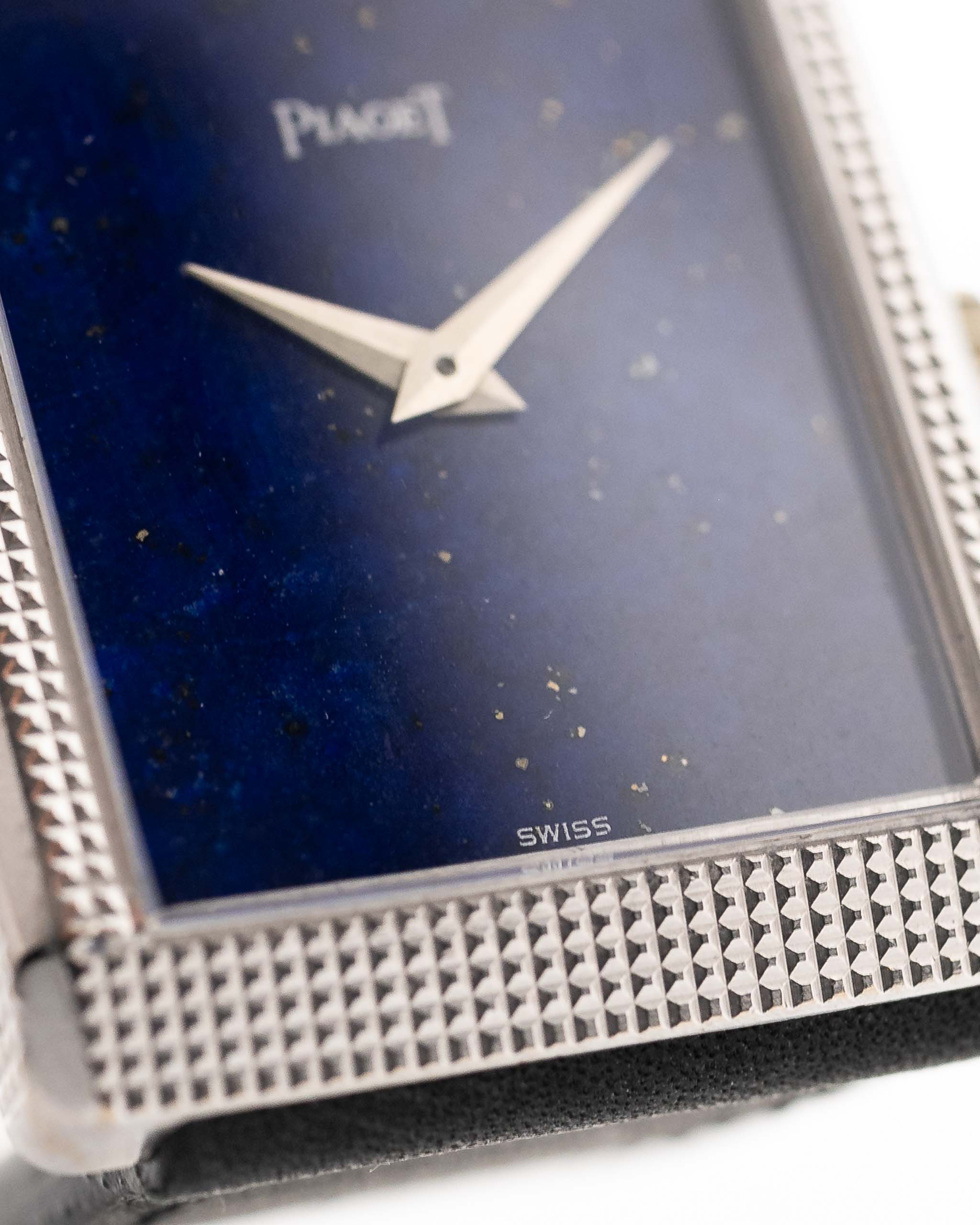 Foto ravvicinata di un Piaget Protocole 9151 Lapizlazuli 18k Hobnail degli anni Settanta. Cassa da 23 mm in oro bianco 18k con movimento a carica manuale e quadrante originale in lapislazzuli con cinturino in pelle.