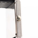 Foto ravvicinata di un Piaget Protocole 9151 Lapizlazuli 18k Hobnail degli anni Settanta. Cassa da 23 mm in oro bianco 18k con movimento a carica manuale e quadrante originale in lapislazzuli con cinturino in pelle.