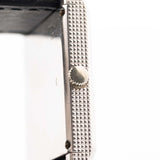 Foto ravvicinata di un Piaget Protocole 9151 Lapizlazuli 18k Hobnail degli anni Settanta. Cassa da 23 mm in oro bianco 18k con movimento a carica manuale e quadrante originale in lapislazzuli con cinturino in pelle.