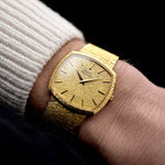 Foto di un Piaget TV 12401 Automatico 18k degli anni '70 al polso. Cassa di 32,5 mm in oro giallo 18k con movimento automatico, quadrante originale martellato senza difetti e bracciale integrato 18k.