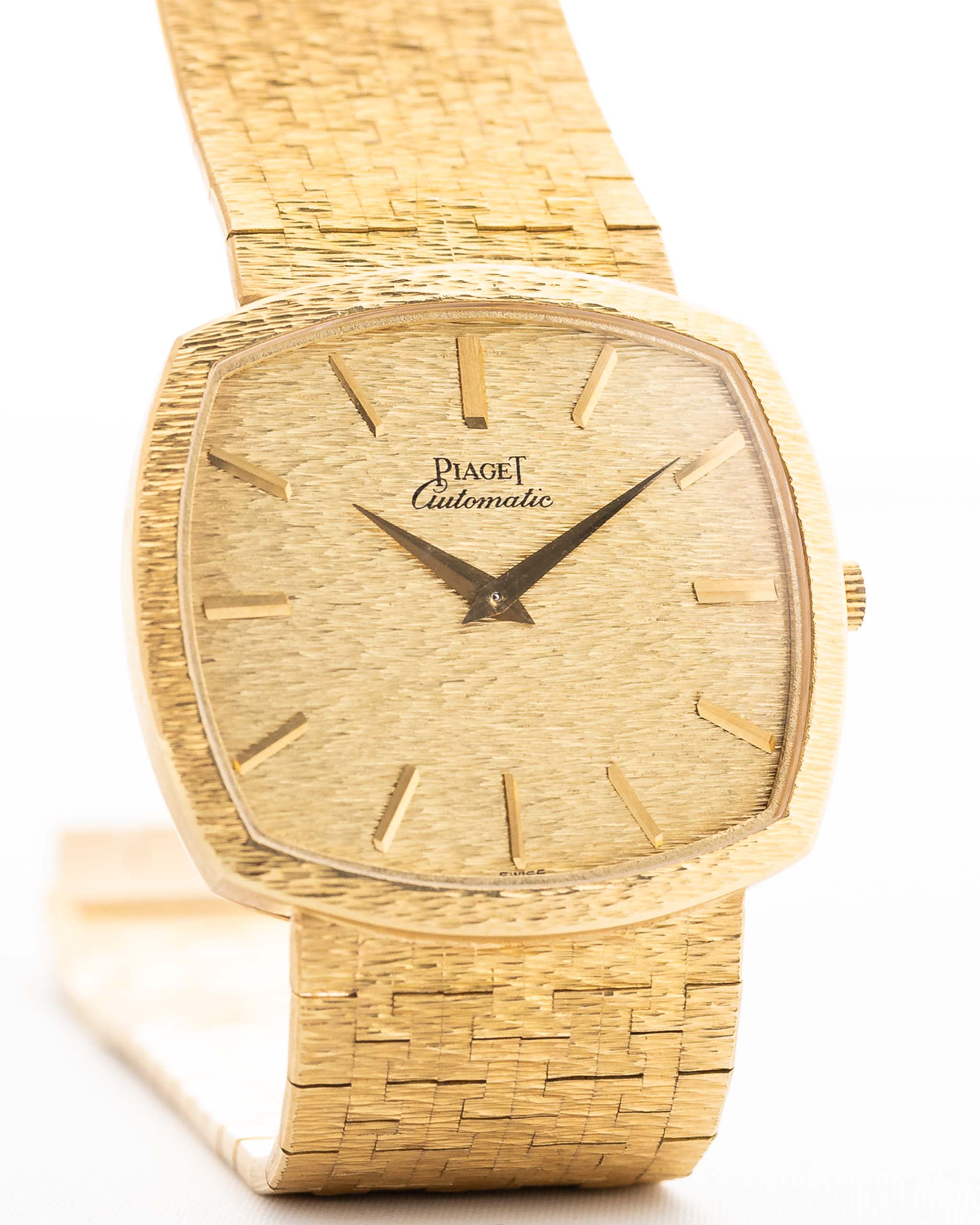Foto ravvicinata di un Piaget TV 12401 Automatico 18k degli anni Settanta. Cassa di 32,5 mm in oro giallo 18k con movimento automatico, quadrante originale martellato senza difetti e bracciale integrato 18k.