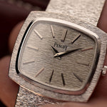 Orologio Piaget TV 9574 vintage con cassa TV in oro bianco 18 carati, quadrante in oro bianco su sfondo sfumato.