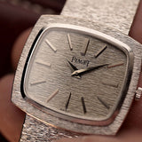 Orologio Piaget TV 9574 vintage con cassa TV in oro bianco 18 carati, quadrante in oro bianco su sfondo sfumato.