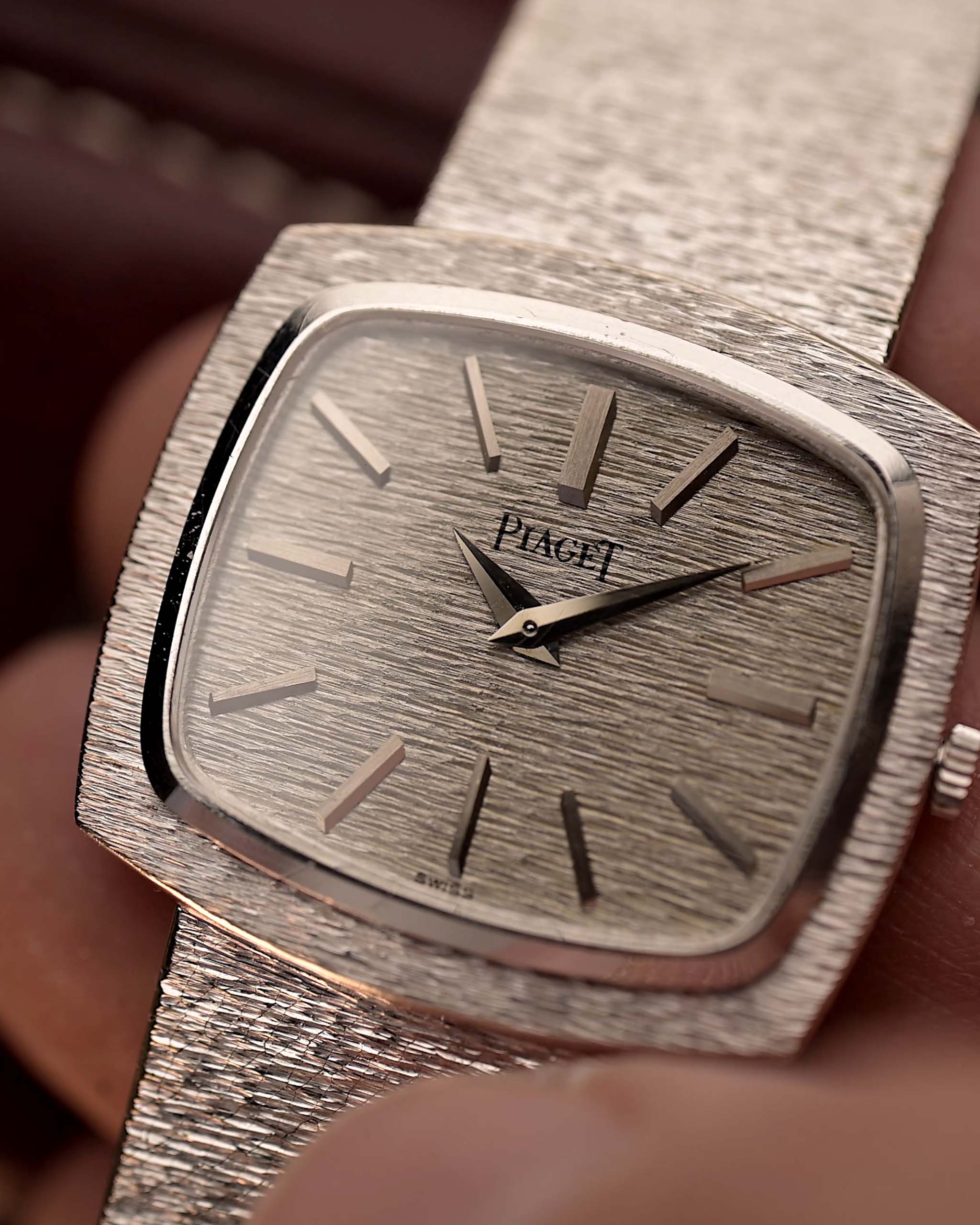 Orologio Piaget TV 9574 vintage con cassa TV in oro bianco 18 carati, quadrante in oro bianco su sfondo sfumato.