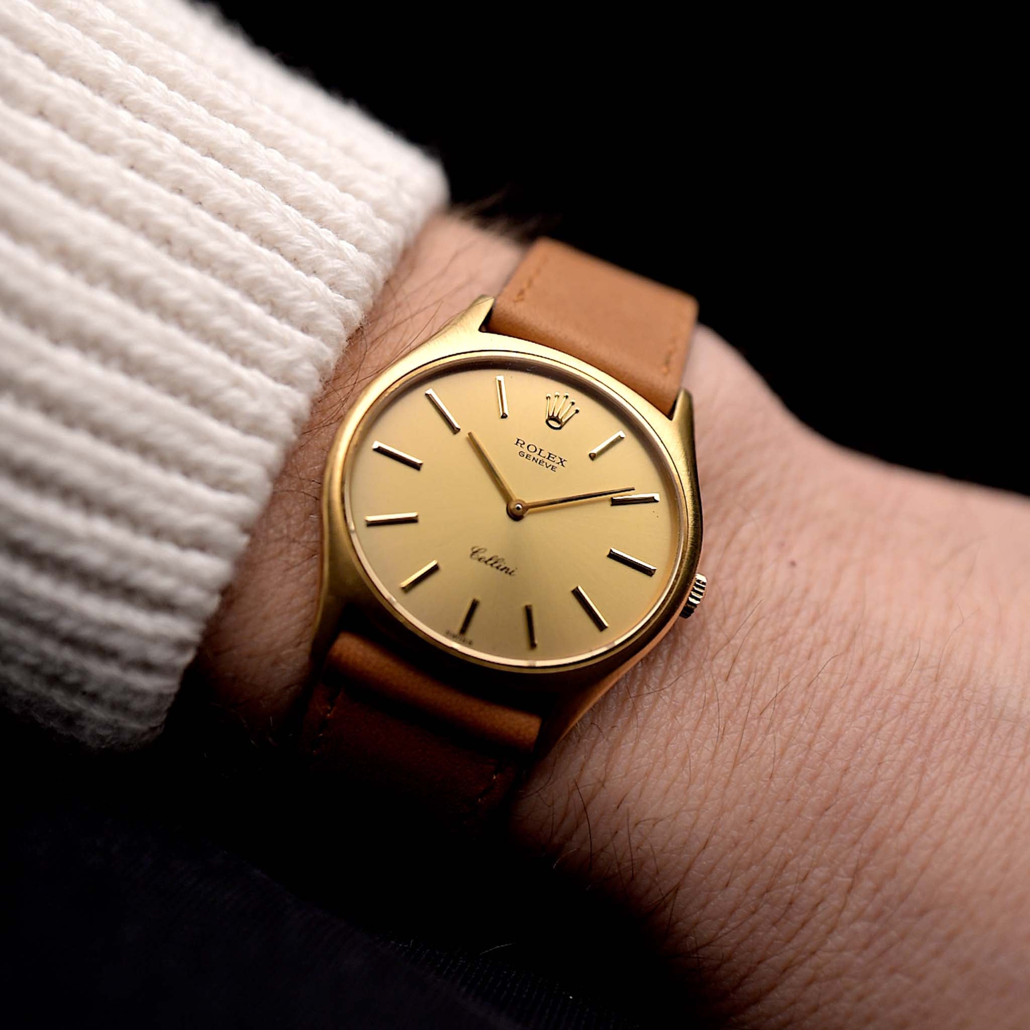 Una foto di un Rolex Cellini 3806 Ellipse 18k d'epoca del 1974 su un polso in oro giallo. 32 mm, movimento a carica manuale, quadrante originale dorato e lancette e corona originali con cinturino in pelle marrone cognac.