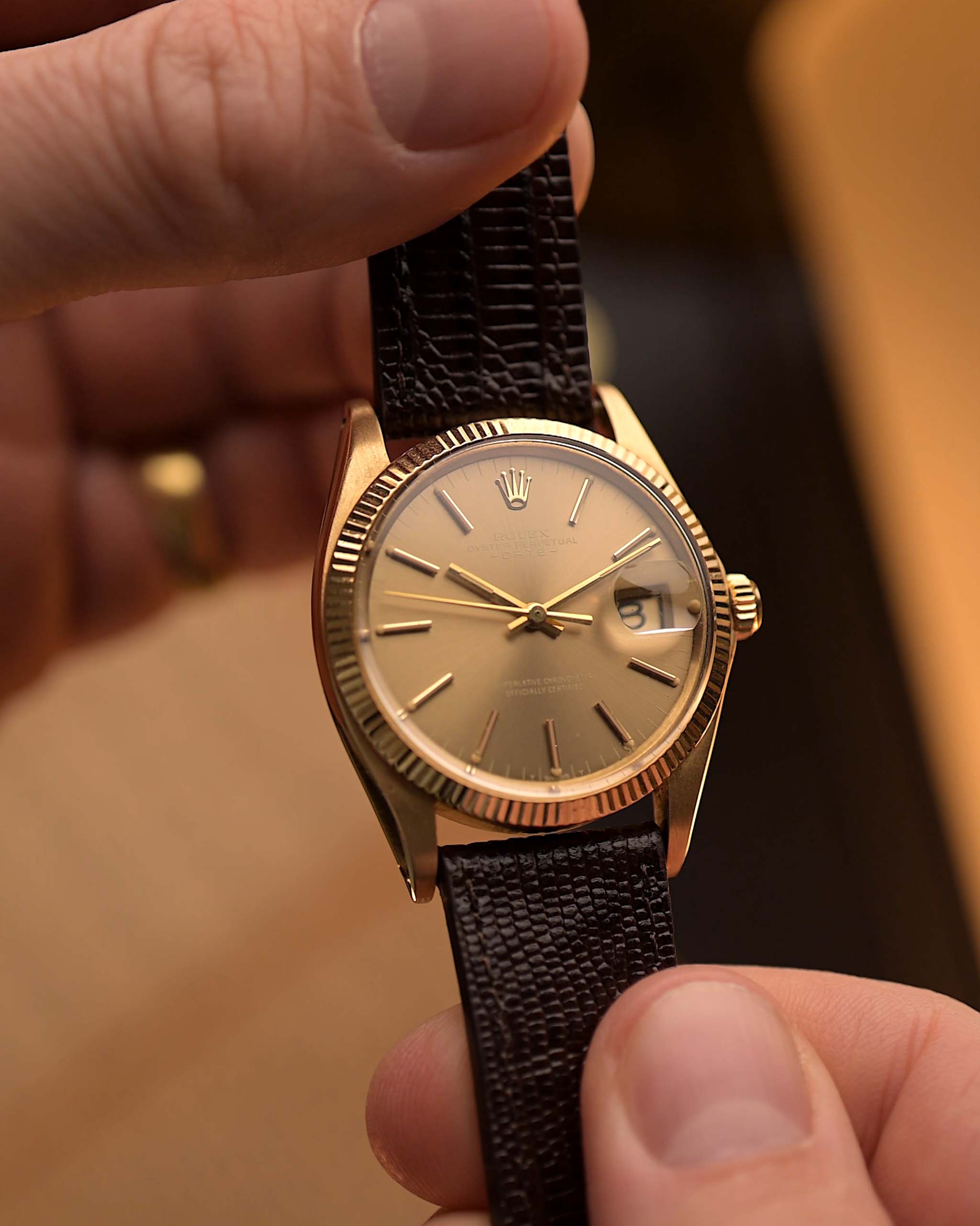 Orologio vintage Rolex Oyster Perpetual 1503 Date 18k del 1971, cassa in oro giallo da 34,5 mm, calibro automatico 1570, quadrante sunburst, tenuto tra le mani
