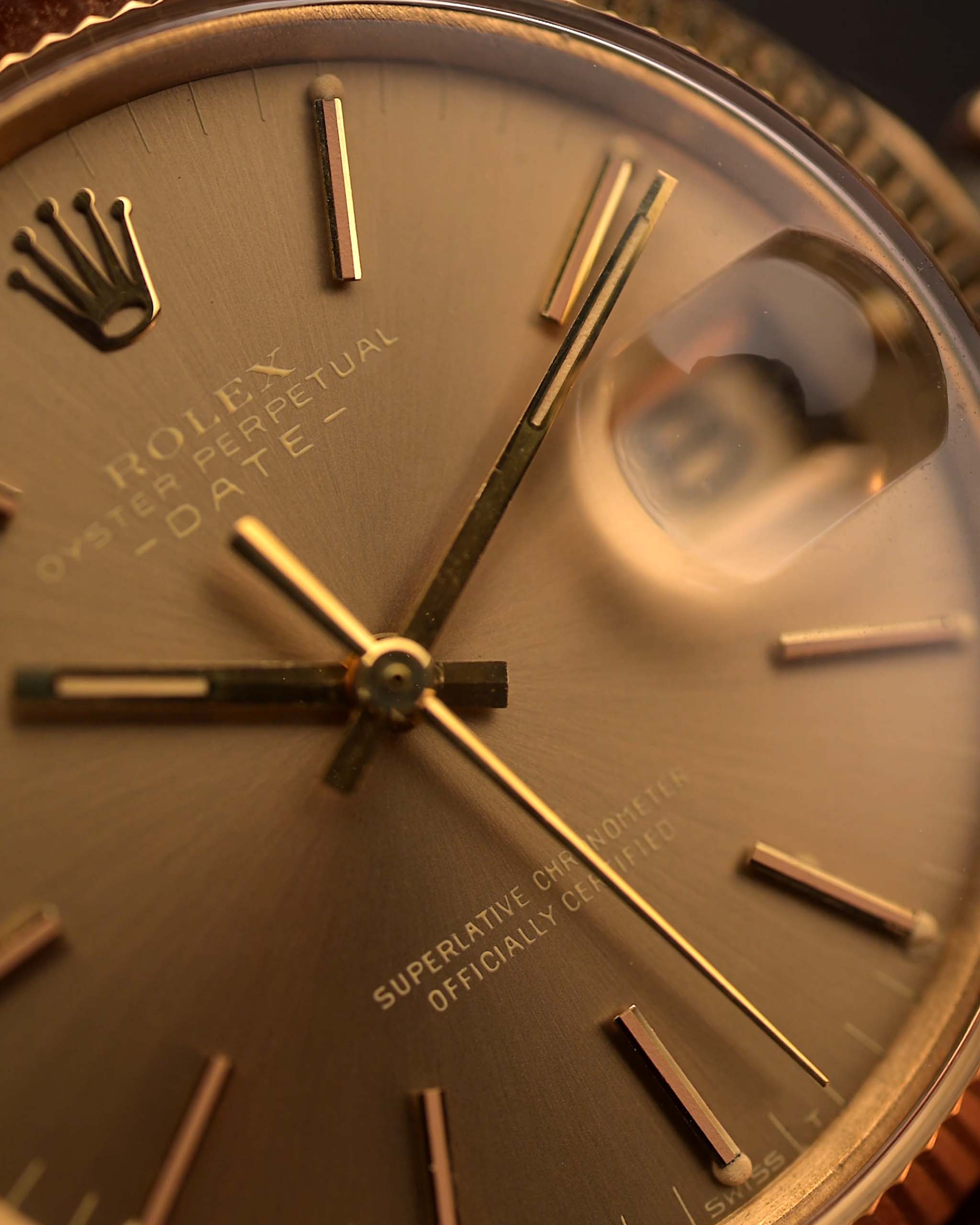 Primo piano di un Rolex Vintage 18k Oyster Perpetual 1503 Date del 1971, cassa in oro giallo da 34,5 mm, calibro automatico 1570, quadrante soleil.