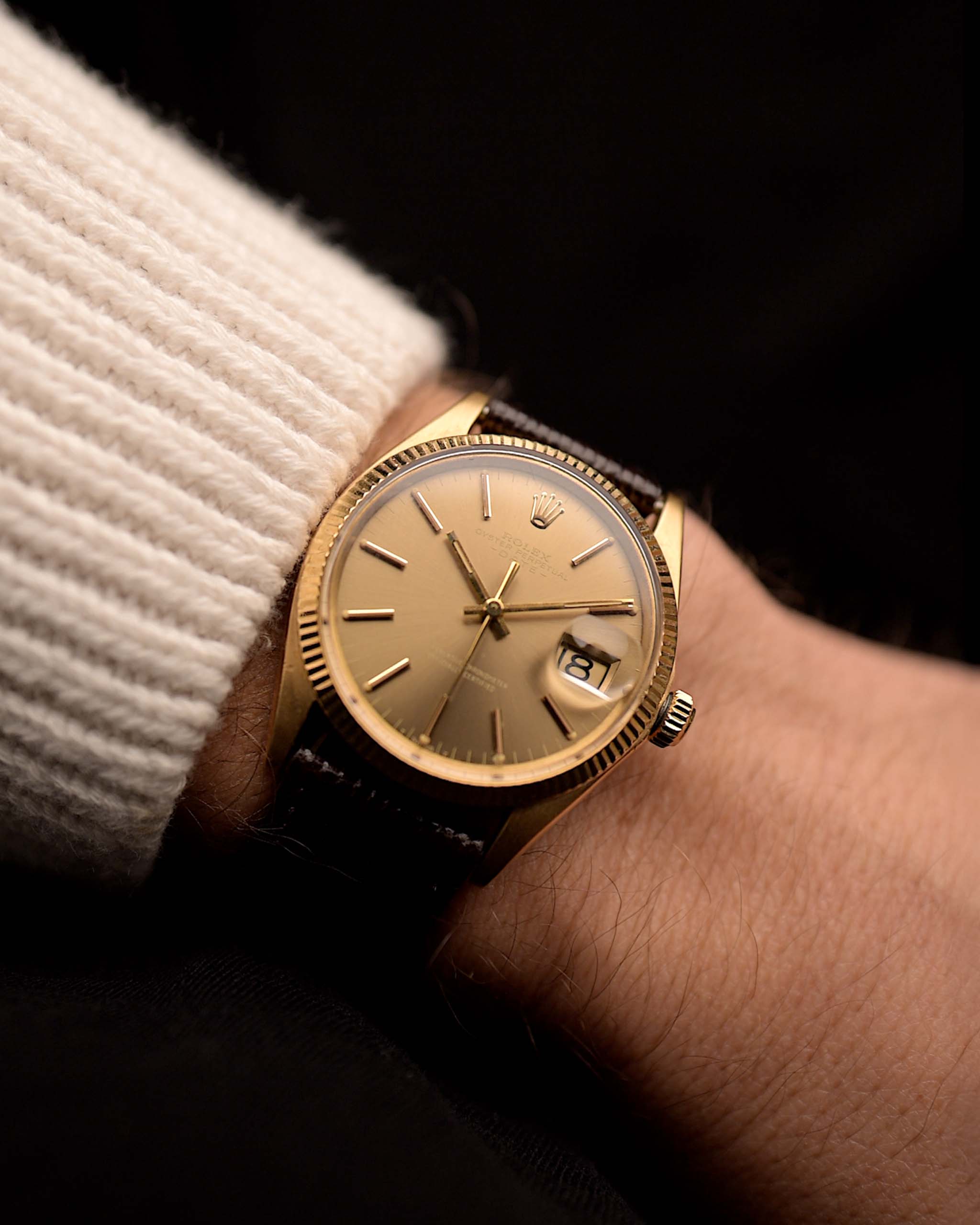 Orologio vintage Rolex Oyster Perpetual 1503 Date 18k del 1971, cassa in oro giallo 34,5 mm, calibro automatico 1570, quadrante sunburst al polso