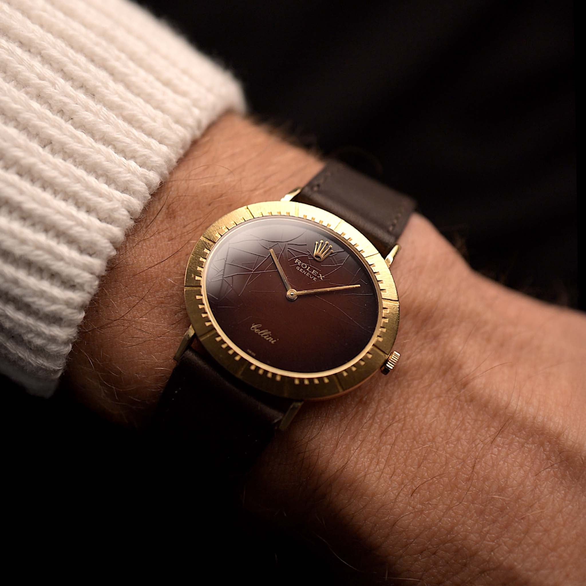 Rolex Cellini 4083 Ombre vintage del 1973 al polso. 33 mm con cassa in oro giallo 18 carati, movimento a carica manuale, quadrante originale marrone Ombre e cinturino in pelle.
