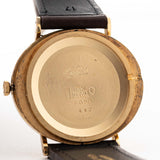 Primo piano di un Rolex Cellini 4083 Ombre d'epoca con cassa del 1973. 33 mm con cassa in oro giallo 18 carati, movimento a carica manuale, quadrante originale marrone Ombre e cinturino in pelle.