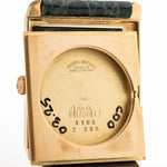 Foto ravvicinata di un Rolex Cellini 4105 Rettangolare Nero del 1976. Cassa in oro giallo 18 carati da 25,5 mm con movimento a carica manuale, quadrante nero arazzo originale e cinturino in pelle.