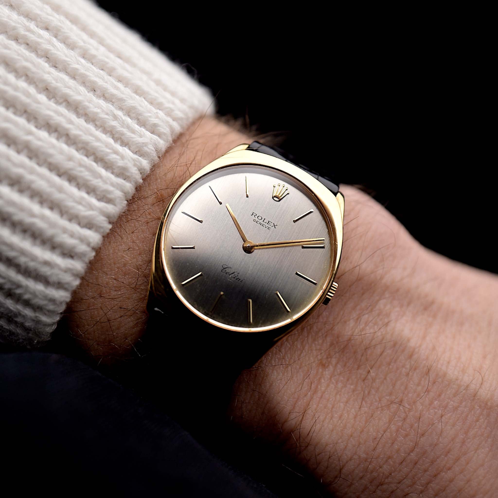 Foto di un Rolex Cellini 4133 18k del 1990 su un polso. Cassa da 31 mm in oro giallo con movimento a carica manuale, quadrante argentato, cinturino in pelle originale e fibbia in oro 18k.