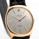 Foto ravvicinata di un Rolex Cellini 4133 18k del 1990. Cassa da 31 mm in oro giallo con movimento a carica manuale, quadrante argento, cinturino in pelle originale e fibbia in oro 18k.