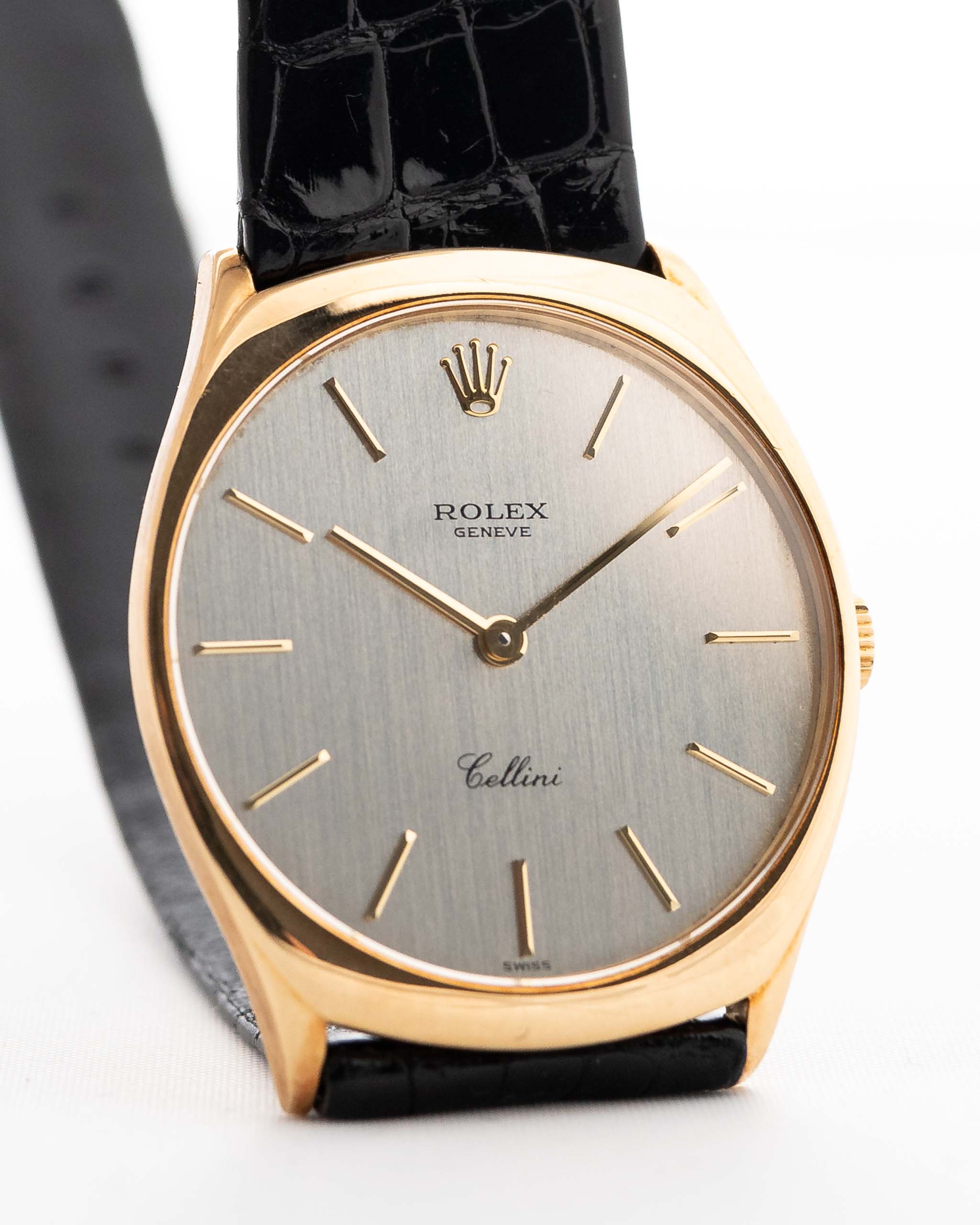 Foto ravvicinata di un Rolex Cellini 4133 18k del 1990. Cassa da 31 mm in oro giallo con movimento a carica manuale, quadrante argento, cinturino in pelle originale e fibbia in oro 18k.