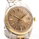 Primo piano di un orologio vintage Rolex Datejust 1601, quadrante marrone Avana, cassa in acciaio inossidabile, movimento automatico, bracciale Jubilee bicolore, sfondo bianco