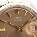 Primo piano di un orologio vintage Rolex Datejust 1601, quadrante marrone Avana, cassa in acciaio inossidabile, movimento automatico, bracciale Jubilee bicolore, sfondo bianco