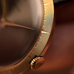 Primo piano della cassa di un orologio vintage Rolex Precision 9919, oro 18 carati, quadrante grigio